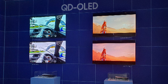 삼성디스플레이가 비교 전시한 QD-OLED. 아래 패널이 QD-OLED다. <사진=디지털데일리> 