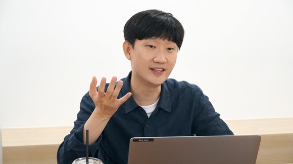 디지털데일리와 인터뷰 진행 중인 코빗 이정우 CTO 