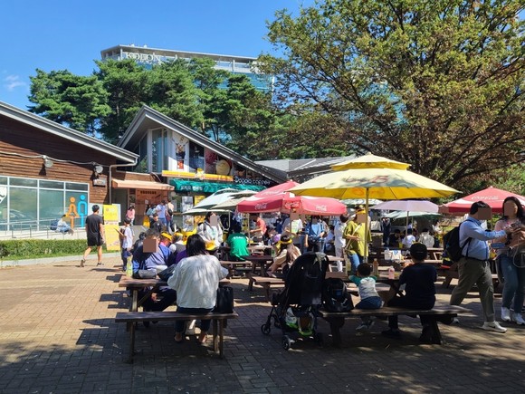 일산 호수공원 내 간식 등을 판매하는 편의시설에 인파가 몰린 모습. 사진=왕진화 기자 