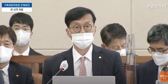 이창용 한국은행 총재가 26일 오전 국회 기획재정위원회에 출석해 질의에 답변하고 있다.<사진>연합뉴스TV 중계화면 캡쳐 