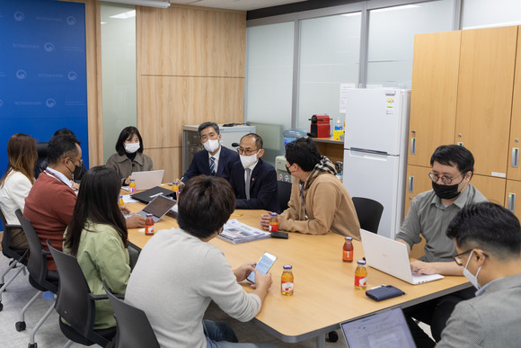 11일 고학수 개인정보위원장이 기자실을 찾아 대담을 주고 받는 모습 