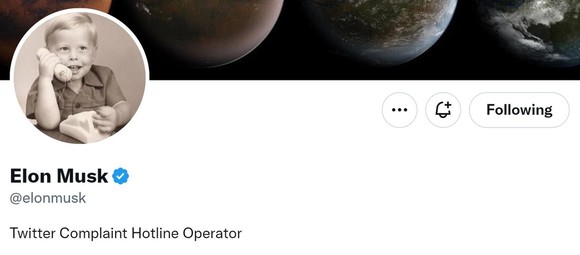 머스크는 최근 자신의 계정 소개글을 '트위터 불만처리 담당자(Twitter Complaint Hotline Operator)'로 변경했다. <이미지= 트위터 갈무리> 