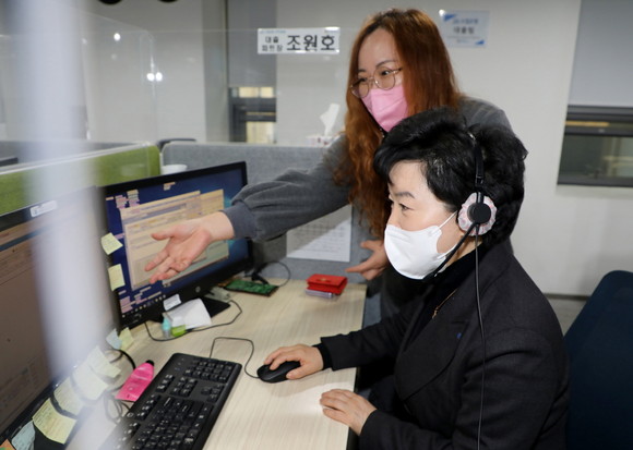 강신숙 수협은행장이 지난 14일, 서울시 마포구 수협은행 고객지원센터를 찾아 고객의 민원전화를 직접 받고 응대하는 모습. 