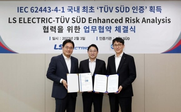 LS일렉트릭이 글로벌 시험인증기관 TUV SUD로부터 국내 기업 최초로 산업 자동화 제품 개발 프로세스 등에 대한 'IEC 62443-4-1 정보 보안 인증'을 획득했다. 서장철 LS일렉트릭 미래기술연구소 CTO(왼쪽), 서정욱 TUV SUD 코리아 대표(가운데) 조주현 LS일렉트릭 자동화솔루션연구소 이사(오른쪽) <사진>LS일렉트릭 