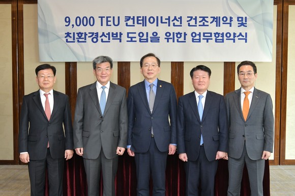 한국조선해양이 14일 서울 웨스틴조선호텔에서 HMM과 9,000TEU급 메탄올추진 컨테이너선 7척에 대한 건조계약을 체결했다(왼쪽부터 박승용 현대중공업 선박해양영업본부 대표, 가삼현 한국조선해양 부회장, 조승환 해양수산부 장관, 김경배 HMM 사장, 유상철 HJ중공업 대표) <사진>한국조선해양 