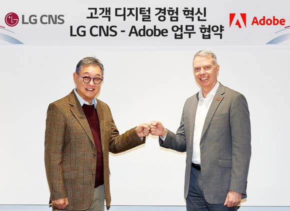 LG CNS 현신균 대표(왼쪽)와 어도비코리아 사이먼 데일(Simon Dale) 사장(오른쪽)이 협약 체결 후 기념촬영하는 모습 