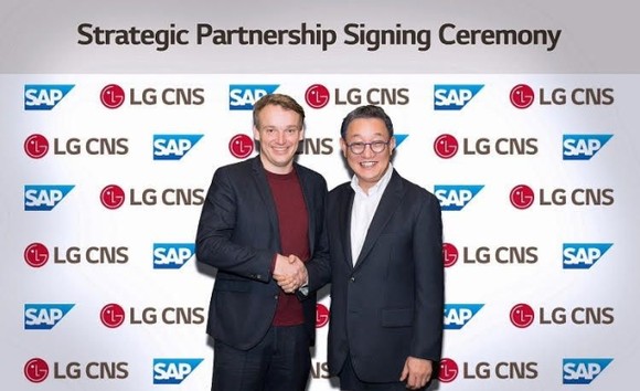 LG CNS 현신균 대표(오른쪽)와 SAP 크리스찬 클라인(Christian Klein) CEO(왼쪽)가 전략적 파트너십 양해각서 체결 후 기념촬영하는 모습 