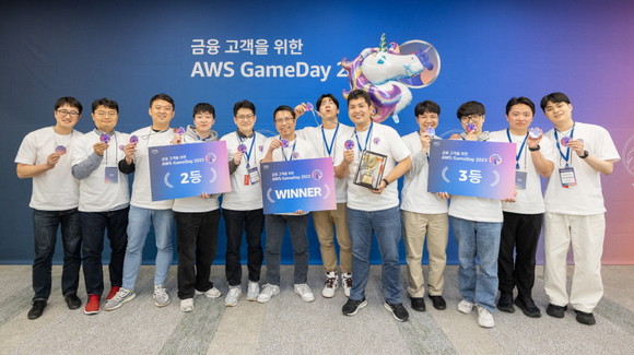 ‘금융 고객을 위한 AWS 게임데이 2023'에서 수상팀들이 기념 사진을 찍고 있다 