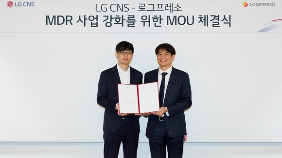 왼쪽부터 엄정용 LG CNS 보안사업담당, 양봉열 로그프레소 대표 