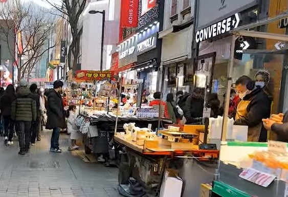 외국인 관광객이 다시 늘기 시작한 서울 명동거리 <사진>유튜브 Just Walk영상중 캡쳐 