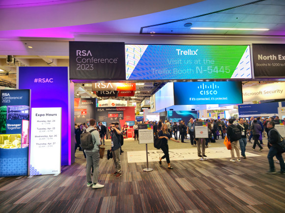 RSAC2023 전시회장. 전광판을 통해 트렐릭스 부스 위치가 안내되고 있다. 