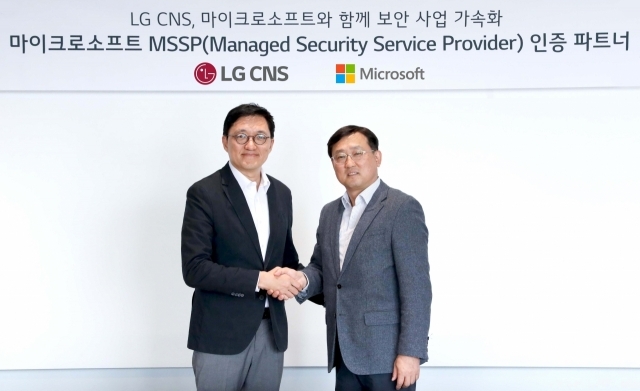 LG CNS 배민 보안/솔루션사업부장(왼쪽)과 한국마이크로소프트 장홍국 글로벌 파트너 솔루션 부문장