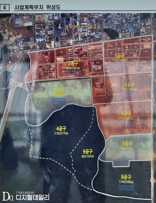 새만금산단 사업계획부지 위성도. 붉은색으로 표시된 지역이 현재까지 개발 완료된 지역이다.