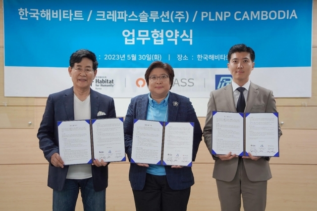 왼쪽부터 한국해비타트 윤형주 이사장, 크레파스솔루션 김민정 대표, PLNP 이요한 대표