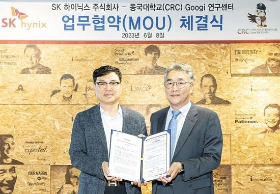 김형수 SK하이닉스 부사장(오른쪽)과 임중연 동국대학교 CRC 센터장이 산업 안전사고 예방 등을 위한 스마트 기술 공동 연구 협약(MOU)을 체결했다. [사진=SK하이닉스]