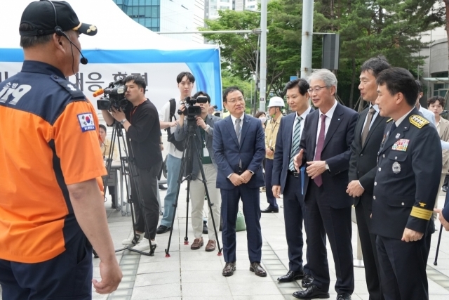 소방훈련 비상대책본부 브리핑 모습. 왼쪽부서 고정현 우리에프아이에스 대표, 김병칠 금융감독원 부원장보, 임종룡 우리금융지주 회장, 이복현 금융감독원장, 남화영 소방청장