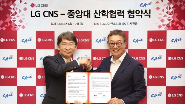 LG CNS 현신균 대표이사(오른쪽)와 중앙대학교 박상규 총장이 기념촬영하는 모습