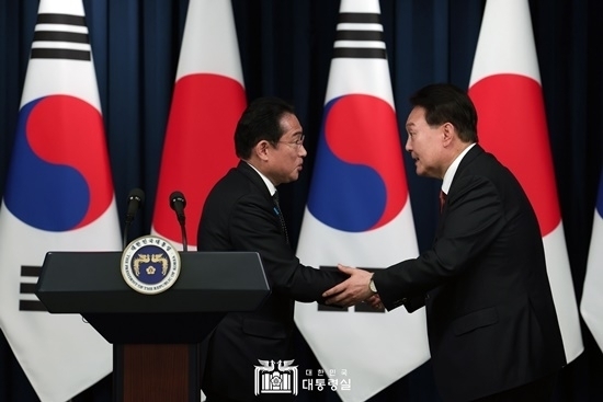 윤석열 대통령(오른쪽)과 기시다 후미오 일본 총리