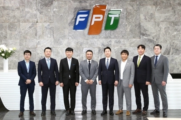 카카오모빌리티 이창민 부사장(오른쪽에서 네번째 ), FPT 소프트웨어 응우옌 카이호안 COO겸 CFO(왼쪽에서 네번째)가 양사 관계자들과 기념사진을 촬영하고 있다. [사진=카카오모빌리티]