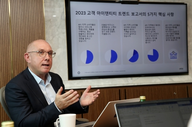 한국을 찾아 2023 고객 아이덴티티 트렌드 보고서의 내용을 소개 중인 네빌 빈센트 옥타 아시아 부사장 ⓒ옥타