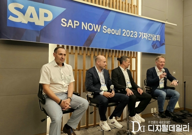 4일 서울 강남구 서울 파르나스서 개최된 SAP 나우 2023 기자간담회. 왼쪽부터 군터 로테르멜 SAP 지속가능성 엔지니어링 총괄, 루돌프 호이스 SAP S/4HANA 클라우드 엔지니어링 총괄, 요 바일바흐 SAP BTP 엔지니어링 총괄, 폴 매리엇 SAP APJ 회장