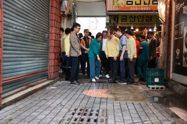 이영 중소벤처기업부 장관이 14일 부산 해운대구 반송큰시장을 둘러보고 있다. [중서벤처기업부]