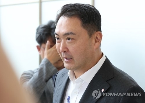 강성현 롯데마트 대표가 ‘2023 하반기 VCM’ 참석을 위해 건물에 들어서고 있다. ⓒ연합뉴스