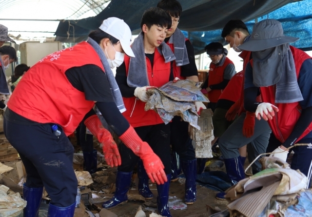 21일 오전 수해를 입은 청주시 오송읍 호계리 토마토 농장에서 LG에너지솔루션 오창 에너지플랜트 임직원 80여 명이 수해 복구 봉사활동을 진행하고 있다. [ⓒ LG에너지솔루션]