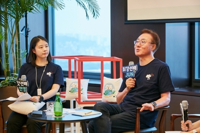 김준 SK이노베이션 부회장(오른쪽)이 서울 종로구 SK서린빌딩에서 열린 신입사원과의 대화자리에서 질문에 대한 답변을 하고 있다. [ⓒ SK이노베이션]