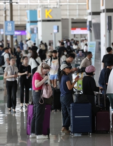 여름 휴가철인 지난 28일 오전 인천국제공항 제1터미널이 이용객으로 붐비고 있다. [ⓒ 연합뉴스]