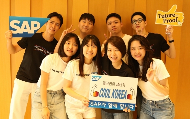 신은영 SAP 코리아 대표(사진 아래 왼쪽에서 세번째)가 간편한 옷차림으로 냉방에너지를 절약하는 ‘쿨 코리아 챌린지(Cool Korea Challenge)’에 동참했다[ⓒSAP코리아]