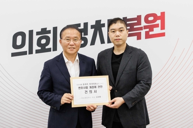 2일 오후 국회 본청 국민의힘 원내대표실에서 윤재옥 원내대표(왼쪽)와 김본환 로앤컴퍼니 대표가 단독 면담을 했다. [ⓒ 로앤컴퍼니]