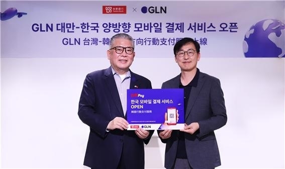 2023.5 김경호 GLN인터내셔널 대표(사진 오른쪽)가 올리버 샹(Oliver Shang) 타이신은행장(사진 왼쪽)과 함께 GLN 대만-한국 양방향 모바일 결제 서비스 오픈을 기념하며 촬영을 하고 있다. ⓒ하나은행