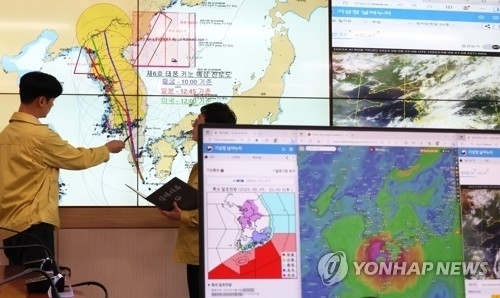 제6호 태풍 '카눈'이 북상하고 있는 9일 오후 세종시 정부세종청사 해양수산부 종합상황실에서 관계 공무원들이 태풍의 예상 진로를 주시하며 대응 상황 파악에 분주하게 움직이고 있다. [ⓒ연합뉴스]