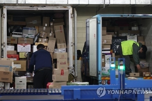 서울 금천구 한진 남서울종합물류센터에서 관계자들이 택배 배송지 분류 작업을 하고 있다. 사진은 기사 내용과 무관. ⓒ연합뉴스