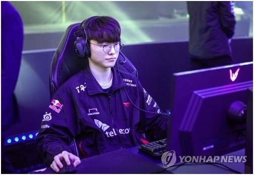 9일 서울 송파구 잠실실내체육관에서 열린 2023 리그 오브 레전드 챔피언스 코리아(LCK) 스프링 결승전에서 경기 시작 전 T1의 주장 '페이커' 이상혁이 장비를 점검하고 있다. 2023.4.9 [ⓒ연합뉴스]