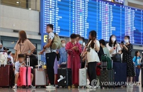 15일 중국 단체 관광객들이 인천국제공항 제1여객터미널 입국장에서 가이드 안내를 기다리고 있다. ⓒ연합뉴스