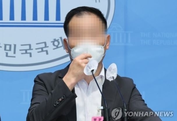 이동관 방송통신위원장 후보자에 대한 인사청문회가 열린 18일 이 후보자 아들의 고교 시절 1학년 담임교사가 국회 소통관을 찾아 이 후보자 아들의 학교폭력 의혹에 대한 입장을 밝히고 있다. [ⓒ 연합뉴스]