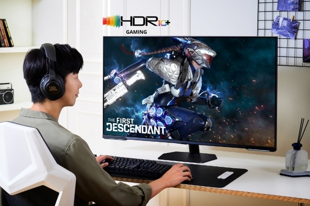 삼성전자 모델이 'HDR10+ GAMING' 기술이 적용된 퍼스트 디센던트 게임 콘텐츠를 체험하고 있다. ⓒ삼성전자