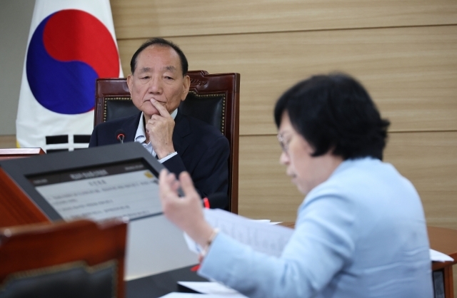 2일 과천 방송통신위원회에서 열린 방송통신위원회 전체회의에서 김효재 방송통신위원장 직무대행이 김현 위원의 이의제기 발언을 듣고 있다. [ⓒ 연합뉴스]