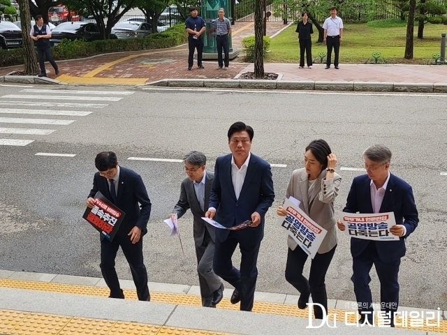 지난달 5일 국회 과학기술방송통신위원회(이하 ‘과방위’) 소속 더불어민주당 의원들이 TV 수신료 분리 징수를 위한 방송법 시행령 개정 강행에 반발해 방송통신위원회(이하 ‘방통위’)를 항의 방문했다. [ⓒ 디지털데일리]