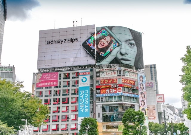 25일(현지시간) 일본 도쿄 시부야의 '갤럭시 Z 플립5' 옥외광고 [ⓒ 삼성전자]