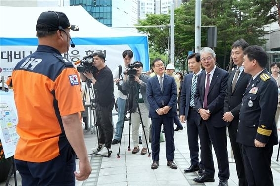 2023.6.12. 우리금융그룹 서울 상암동 통합IT센터 소방훈련. 금융감독원과 소방청의 ‘금융권 전산센터 화재 예방 및 대비를 위한 업무협약’ 후 처음으로 진행됐다. 작년 10월, 분당 SK C&C 데이터센터 화재이후 국내 금융권의 데이터센터 안정성 확보가 다시 강조되고 있다. (왼쪽부터) 고정현 우리에프아이에스 대표이사, 김병칠 금융감독원 부원장보, 임종룡 우리금융그룹 회장, 이복현 금융감독원장, 남화영 소방청장 ⓒ우리은행