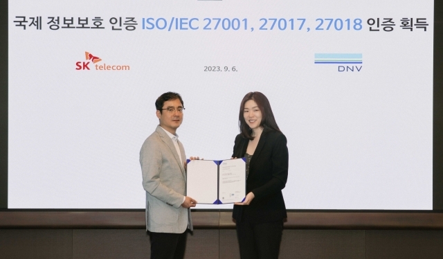 디엔브이 비즈니스 어슈어런스 코리아(DNV Business Assurance Korea) 이소영 대표(우측)이가 을지로에 있는 SKT T타워에서 손영규 SK텔레콤 정보보호담당(CISO, 좌측)에게 인증서를 전달하고 있다. [ⓒ SK텔레콤]