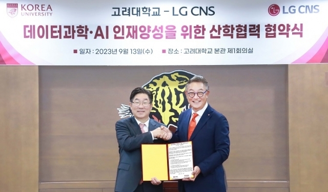 LG CNS 현신균 대표이사(오른쪽)와 고려대학교 김동원 총장이 기념촬영하는 모습 [ⓒLG CNS]