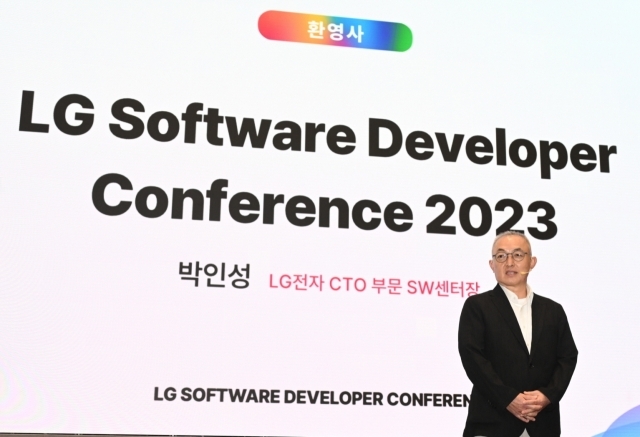 14일부터 이틀간 마곡 LG사이언스파크에서 LG 소프트웨어 개발자 콘퍼런스가 열리는 가운데, LG전자 CTO부문 SW센터장 박인성 전무가 개막을 알리는 환영사를 하고 있다.