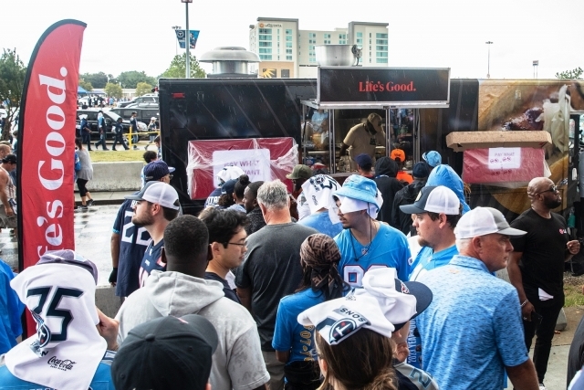 LG전자가 공식 후원팀 '테네시 타이탄스(Tennessee Titans)'의 NFL 정규시즌 홈 경기 시작일인 이달 17일에 로컬 식당과 협업해 경기장 밖에서 푸드 트럭을 운영했다. 이날 수익금 전액은 테네시 불우이웃돕기 성금으로 활용된다. ⓒLG전자