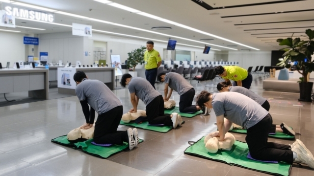 19일 삼성전자서비스 을지로센터에서 엔지니어들이 심폐소생술 실습 교육을 받는 모습. ⓒ삼성전자서비스