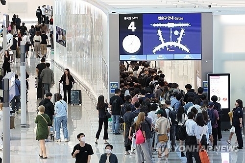 추석 연휴를 사흘 앞둔 지난 25일 오전 인천국제공항 1터미널 출국장이 여행객들로 붐비고 있다. 인천국제공항공사는 추석 연휴 특별 교통 대책 기간인 오는 27일부터 다음달 3일까지 7일간 총 121만3319명, 하루 평균 17만3331명이 인천공항을 이용할 것으로 전망했다. [ⓒ 연합뉴스]