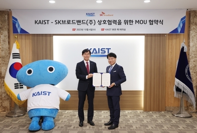 이균민 KAIST 대외부총장(왼쪽)과 김혁 SK브로드밴드 미디어CO 담당이 4일 대전 KAIST 본원에서 키즈 과학 애니메이션 제작을 위한 업무협약을 맺었다. [ⓒ SKB]